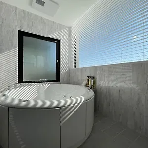 アパート Bhotel Nekoyard - Scenic Penthouse With Jacuzzi & Spacious Terrace, 広島市